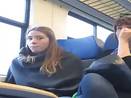 სპორტული ბავშვი მასტურბირებს ინტენსიური ვარჯიშის შემდეგ