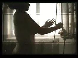 Insatiable chick იღებს მისი წებოვანი cum მისი სახე