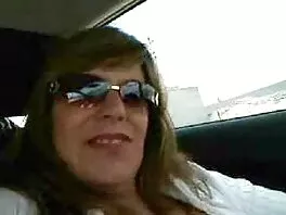 სქელი ლათინური ატარებს დარტყმას მანქანაში POV– ში